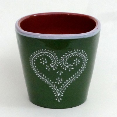 Vaso cerâmico verde com padrão branco em coração e interior vermelho