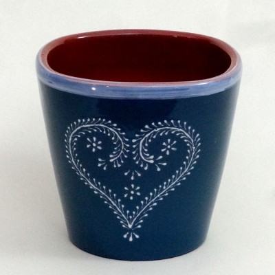 vaso cerâmico azul com coração branco e interior vermelho