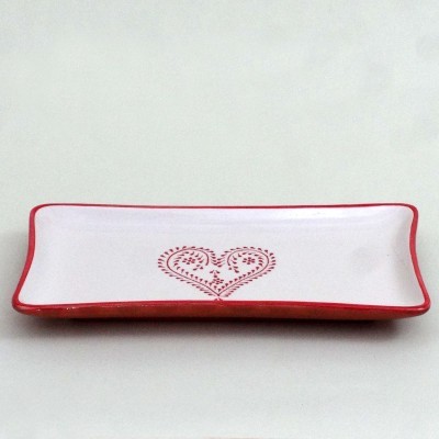 Prato retangular em cerâmica branca com borda vermelha e coração vermelho no centro