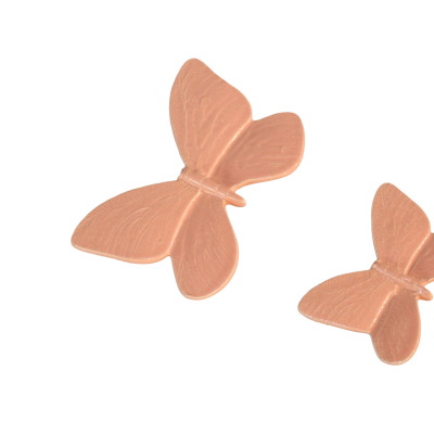 Duas borboletas decorativas cor de rosa em cerâmica sobre fundo preto