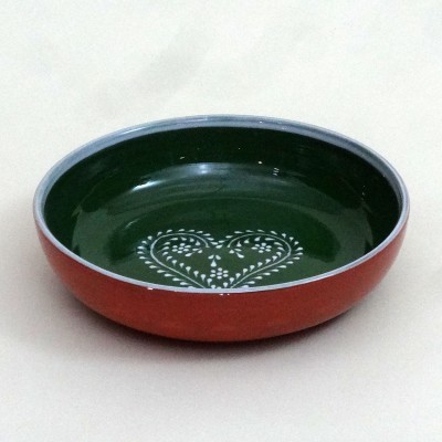 Prato fundo de cerâmica em verde e tijolo com padrão branco em forma de coração no centro