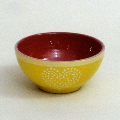 Tigela cerâmica amarelo com coração branco e interior vermelho