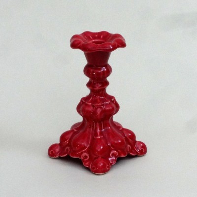 Castiçal vermelho em cerâmica com design ornamentado e brilhante