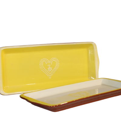 Dois tabuleiros retangulares de cerâmica, um amarelo e outro branco com decoração de coração.