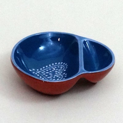 Taça de cerâmica azul com divisória e padrão branco, exterior vermelho