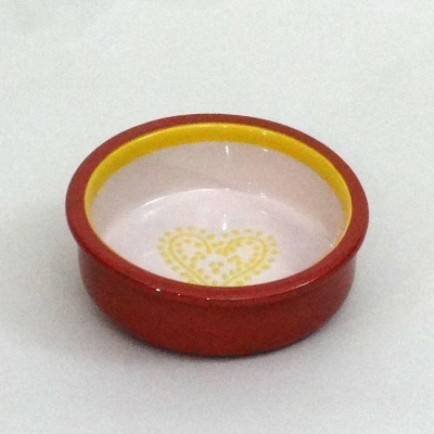 Tigela redonda em cerâmica vermelha com padrão de coração amarelo no interior.