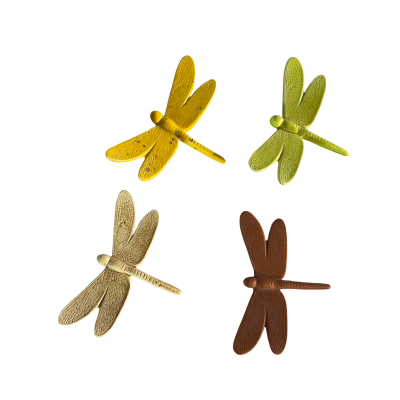Libélulas decorativas amarelas, verdes, bege e castanhas sobre fundo preto