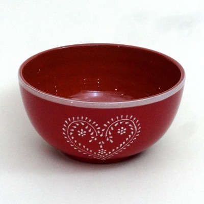 Taça vermelha de cerâmica com coração branco e padrão floral