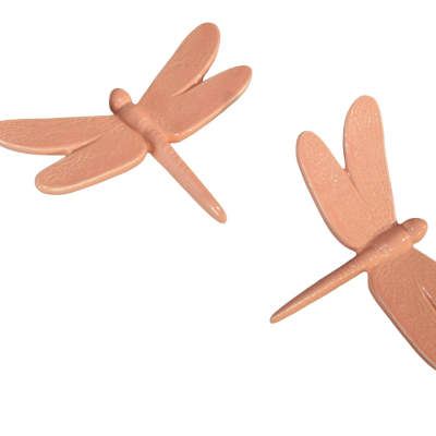 Ornamentos em forma de libélula rosa clara com textura em fundo preto