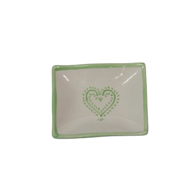 Prato retangular de cerâmica branco com borda verde e coração verde no centro
