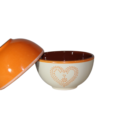 Duas tigelas de cerâmica, uma laranja e outra branca com desenho de coração laranja