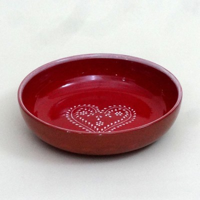 Prato raso vermelho com desenho branco em forma de coração no centro