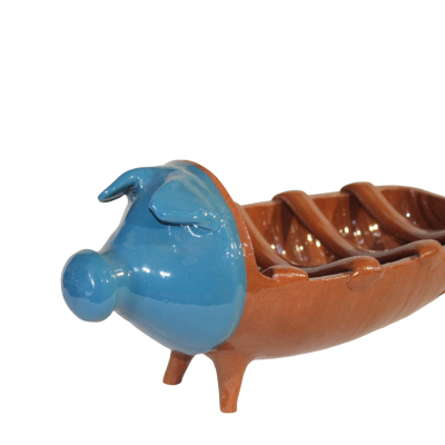 Tabuleiro de cerâmica em forma de porco azul e castanho