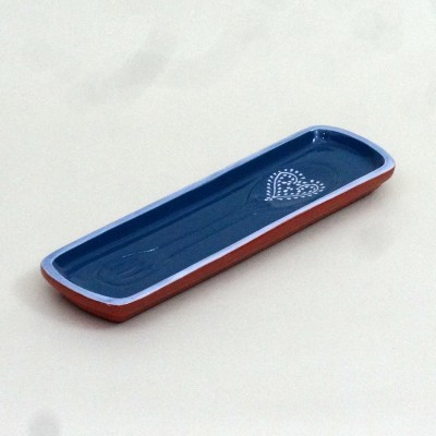 Tabuleiro retangular de cerâmica azul com coração branco