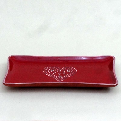 Prato rectangular de cerâmica vermelho com padrão de coração branco