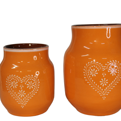 Dois vasos de cerâmica laranja com estampado branco