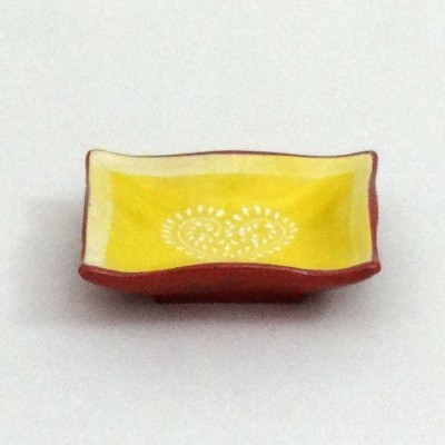 Prato retangular de cerâmica amarelo e vermelho com padrão branco