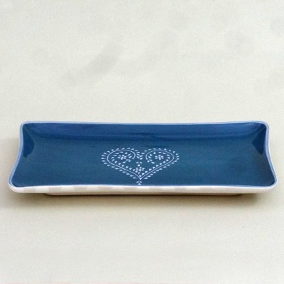 prato cerâmico azul com desenho branco em forma de coração