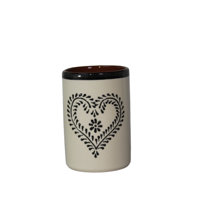 Copo de cerâmica branco com padrão de coração negro