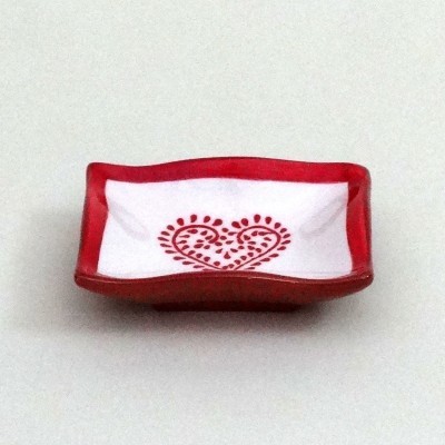 tigela quadrada cerâmica com padrão coração vermelho