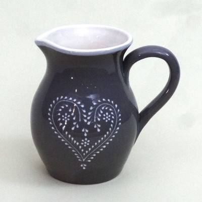 Jarro de cerâmica cinza escuro com padrão branco de coração