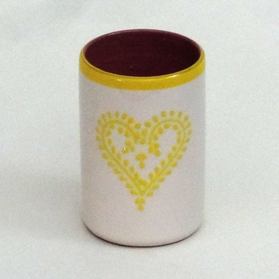 Caneca branca com decoração amarela em forma de coração