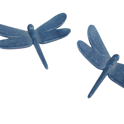 Duas libélulas azuis em cerâmica com textura nas asas e corpo