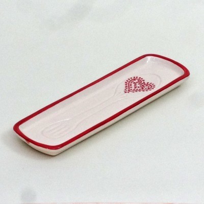 Tabuleiro retangular branco com borda vermelha e coração vermelho centro.