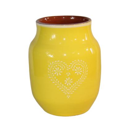 Jarro amarelo com padrão branco de coração e flores