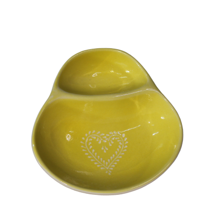 Tigela amarela de cerâmica com desenho de coração branco