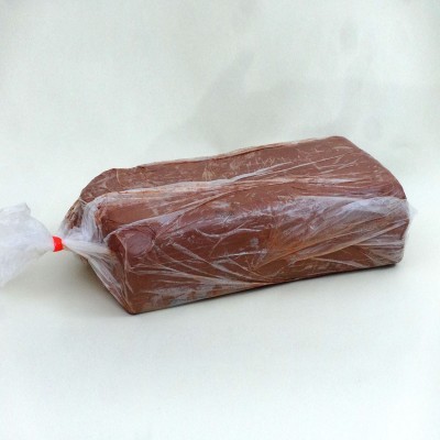 Dois pães retangulares embalados em plástico transparente com fecho vermelho