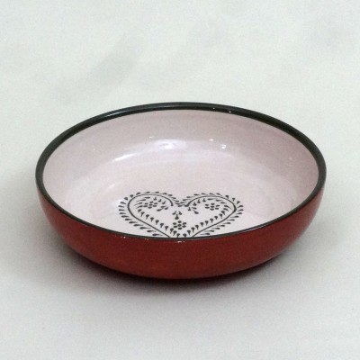 Prato fundo de cerâmica vermelho com interior branco e coração preto