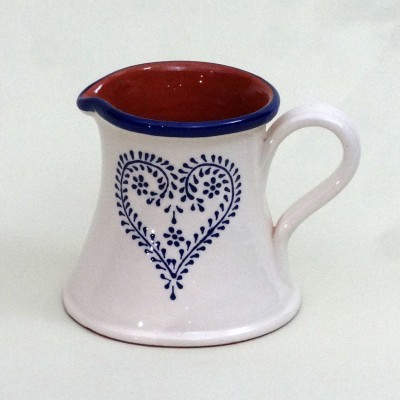 Jarro de cerâmica branco com padrão azul e interior vermelho