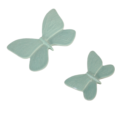 Decorações de cerâmica em forma de borboleta de cor branca.