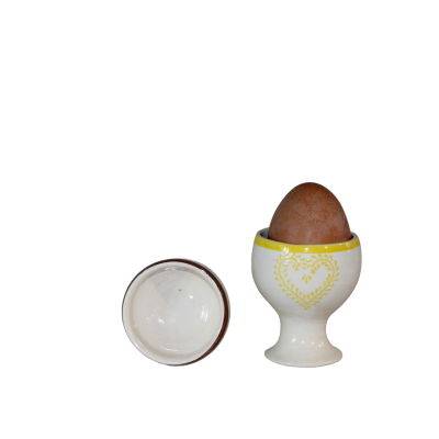 Suporte para ovo em cerâmica branca com decoração amarela e ovo castanho
