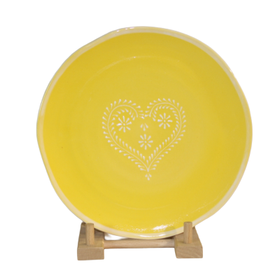 Prato amarelo de cerâmica com desenho branco de coração e flores