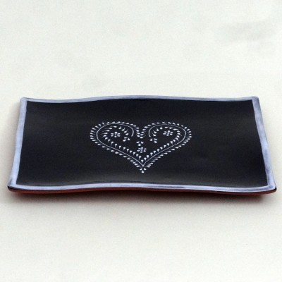 Prato retangular preto com coração branco desenhado no centro