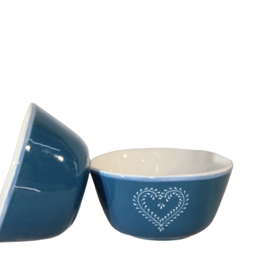 Duas taças de cerâmica azul com padrão de coração branco.