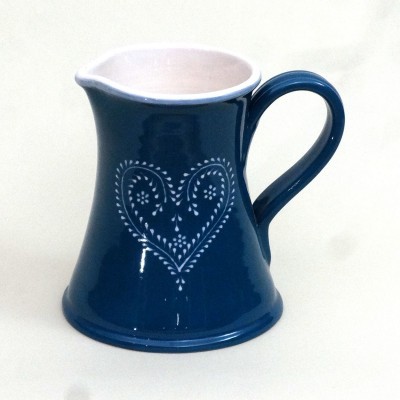 Jarra cerâmica azul escuro com padrão branco em forma de coração