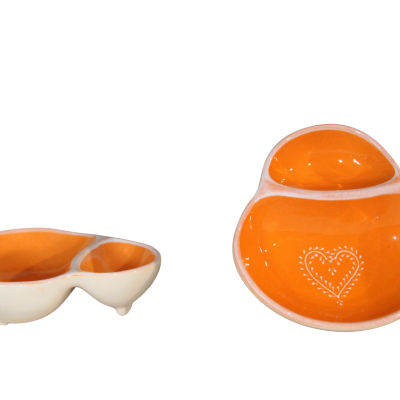 Pratos cerâmicos divididos em três compartimentos, interior laranja, exterior branco, com desenho de coração branco num prato.
