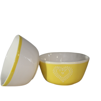 Dois recipientes de cerâmica amarelo e branco com padrão de coração