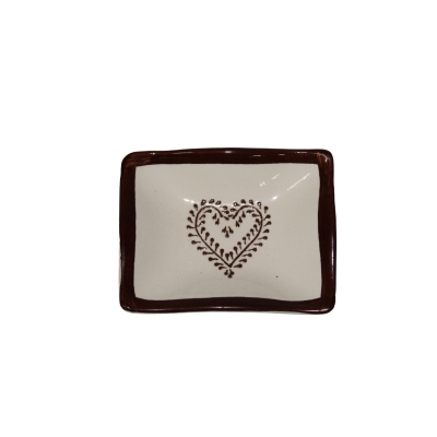 Prato retangular de cerâmica branca com bordas castanhas e desenho de coração decorativo.