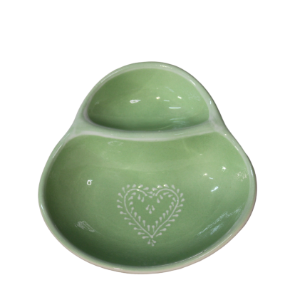 Prato de cerâmica verde claro com dois compartimentos e padrão de coração branco