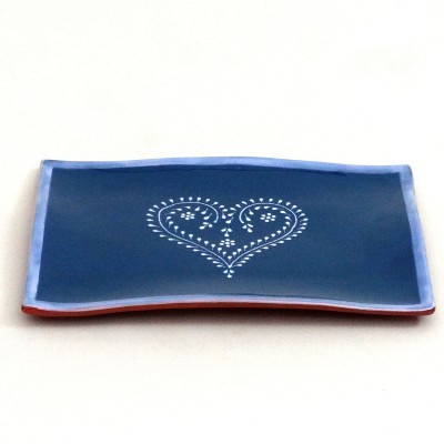 Prato rectangular em cerâmica azul com padrão branco em forma de coração