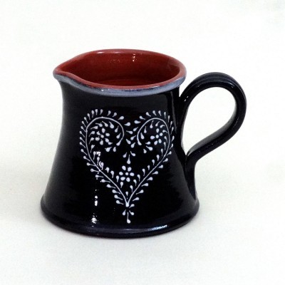 Jarro de cerâmica preto com padrão branco em forma de coração