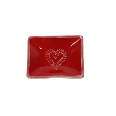 Prato quadrado vermelho com padrão de coração branco no centro