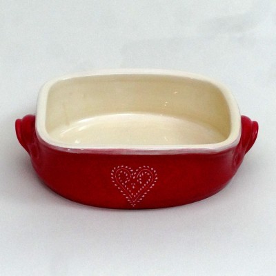 Travessa rectangular vermelha e branca com decoração de coração