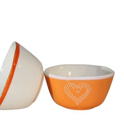 Dois pequenos recipientes de cerâmica decorados, um branco com linha laranja e outro laranja com coração branco.