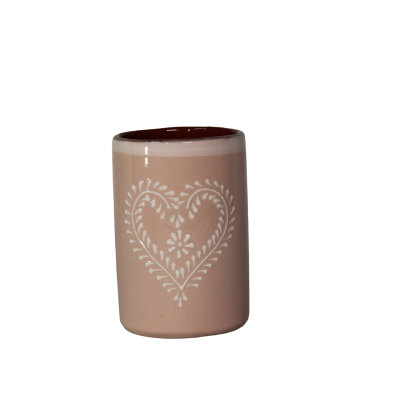 Copo cerâmico rosa com coração branco decorativo
