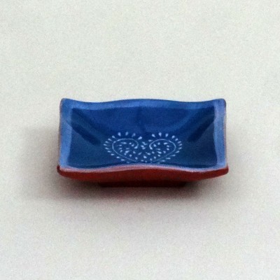 Prato quadrado de cerâmica azul com decoração branca e borda vermelha